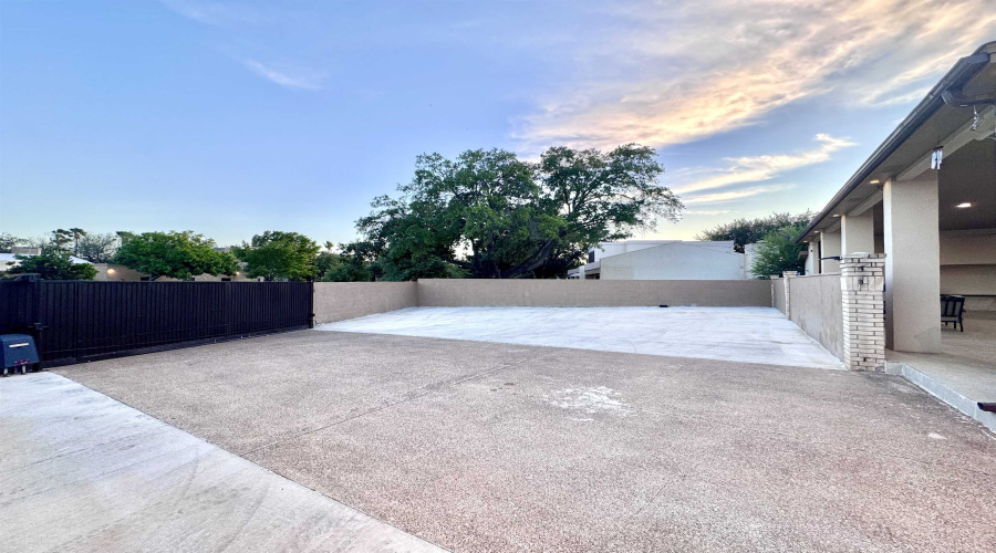320 Merlin Rd, Laredo, Texas 78041, 5 Bedrooms Bedrooms, 12 Rooms Rooms,4 BathroomsBathrooms,Residential,For Sale,320 Merlin Rd,20264072