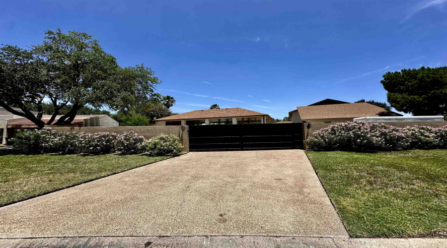 320 Merlin Rd, Laredo, Texas 78041, 5 Bedrooms Bedrooms, 12 Rooms Rooms,4 BathroomsBathrooms,Residential,For Sale,320 Merlin Rd,20264072