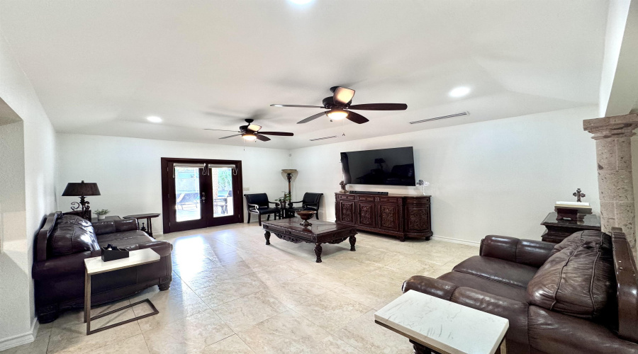 320 Merlin Rd, Laredo, Texas 78041, 5 Bedrooms Bedrooms, 12 Rooms Rooms,4 BathroomsBathrooms,Residential,For Sale,320 Merlin Rd,20264072