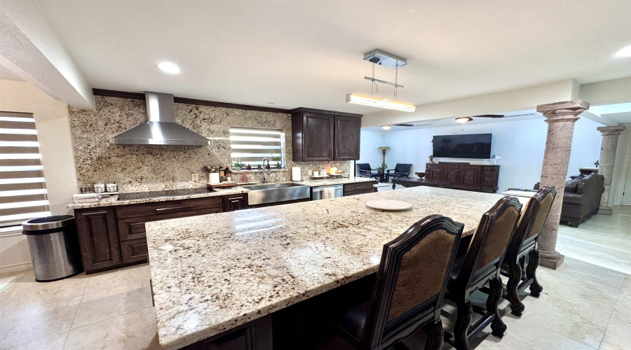 320 Merlin Rd, Laredo, Texas 78041, 5 Bedrooms Bedrooms, 12 Rooms Rooms,4 BathroomsBathrooms,Residential,For Sale,320 Merlin Rd,20264072