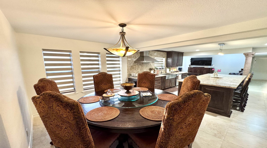 320 Merlin Rd, Laredo, Texas 78041, 5 Bedrooms Bedrooms, 12 Rooms Rooms,4 BathroomsBathrooms,Residential,For Sale,320 Merlin Rd,20264072