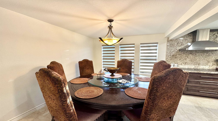 320 Merlin Rd, Laredo, Texas 78041, 5 Bedrooms Bedrooms, 12 Rooms Rooms,4 BathroomsBathrooms,Residential,For Sale,320 Merlin Rd,20264072