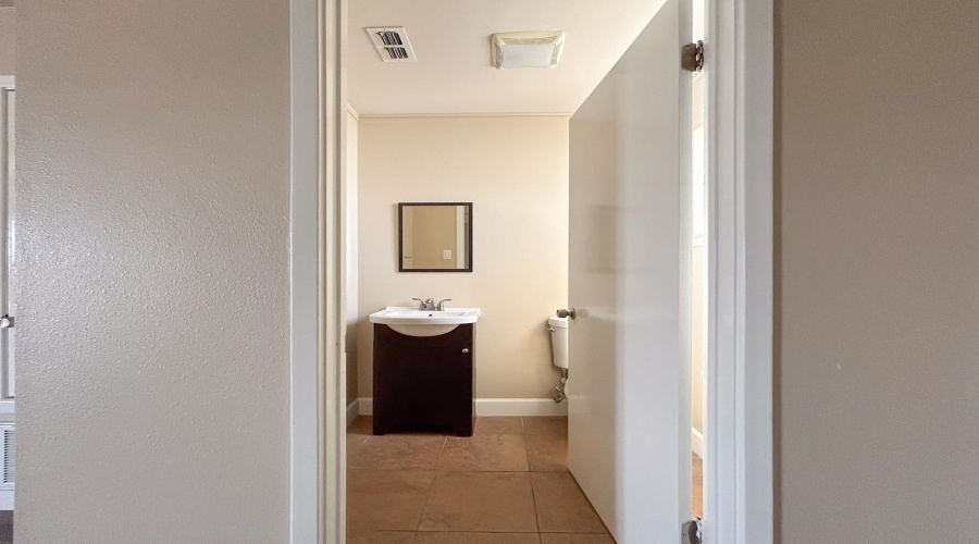 5810 Santa Maria Ave, Laredo, Texas 78045-3055, 1 Room Rooms,1 BathroomBathrooms,Commercial retail/office,For Rent,5810 Santa Maria Ave,20264081