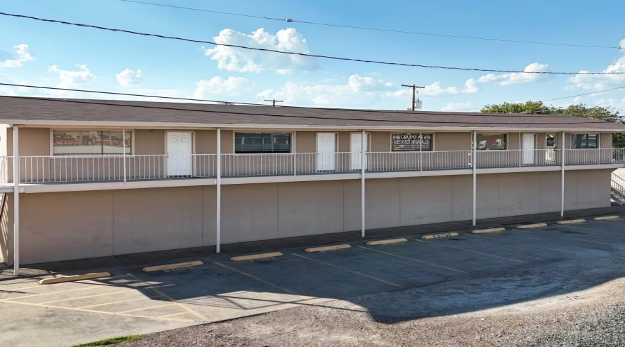 5810 Santa Maria Ave, Laredo, Texas 78045-3055, 1 Room Rooms,1 BathroomBathrooms,Commercial retail/office,For Rent,5810 Santa Maria Ave,20264081