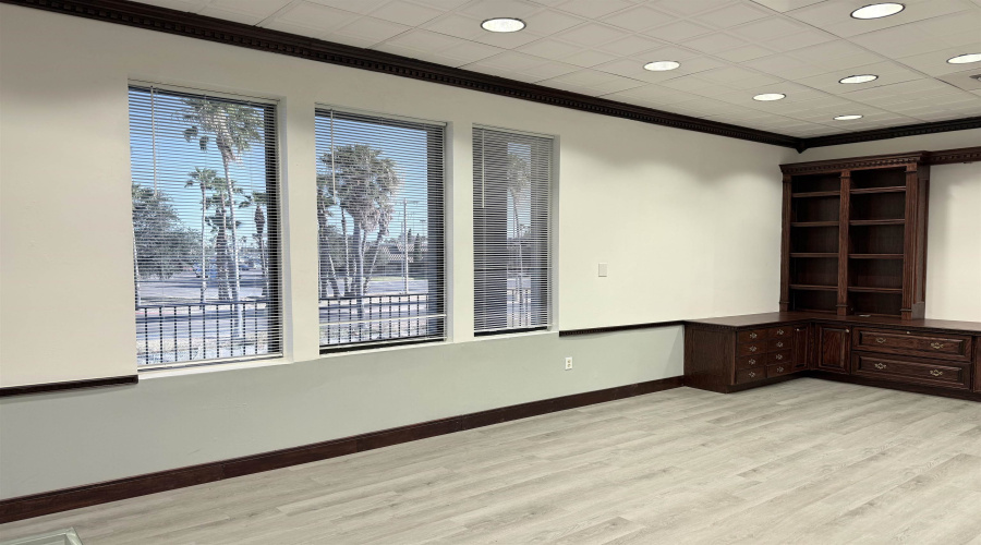 5601 San Dario Ave, Laredo, Texas 78041, 1 Room Rooms,3 BathroomsBathrooms,Commercial retail/office,For Rent,5601 San Dario Ave,20264088