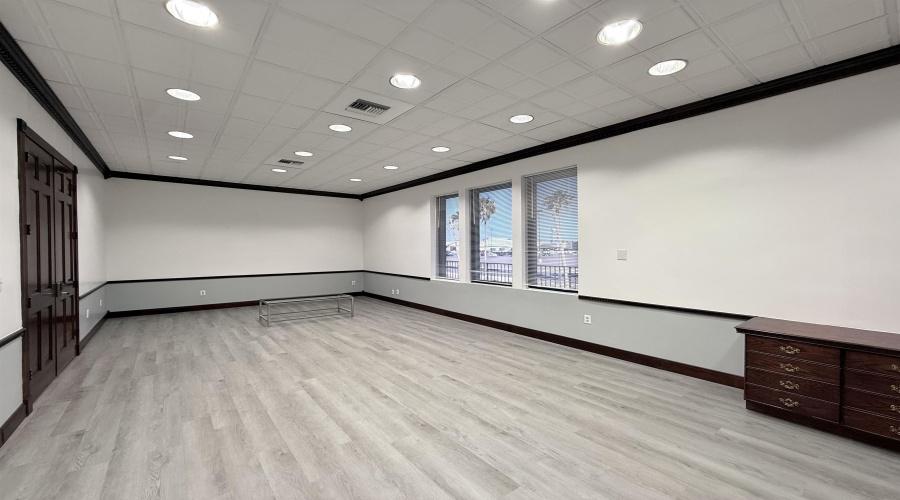 5601 San Dario Ave, Laredo, Texas 78041, 1 Room Rooms,3 BathroomsBathrooms,Commercial retail/office,For Rent,5601 San Dario Ave,20264088