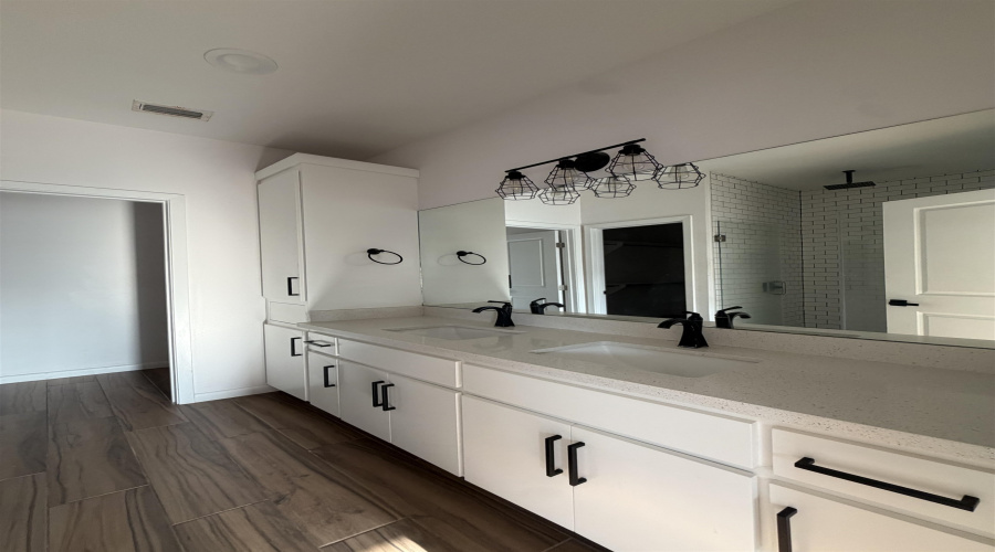 1432 Los Estribos Dr., Laredo, Texas 78046, 3 Bedrooms Bedrooms, 4 Rooms Rooms,2 BathroomsBathrooms,Residential,For Sale,1432 Los Estribos Dr.,20264075