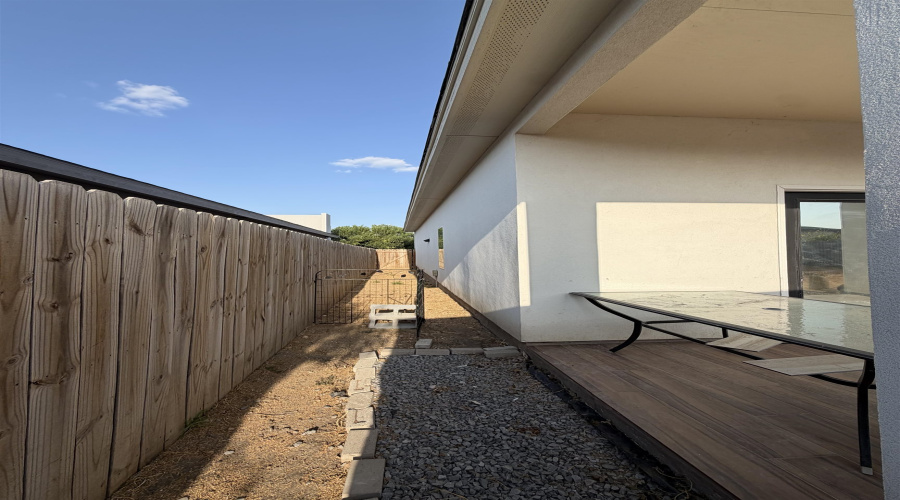 1432 Los Estribos Dr., Laredo, Texas 78046, 3 Bedrooms Bedrooms, 4 Rooms Rooms,2 BathroomsBathrooms,Residential,For Sale,1432 Los Estribos Dr.,20264075