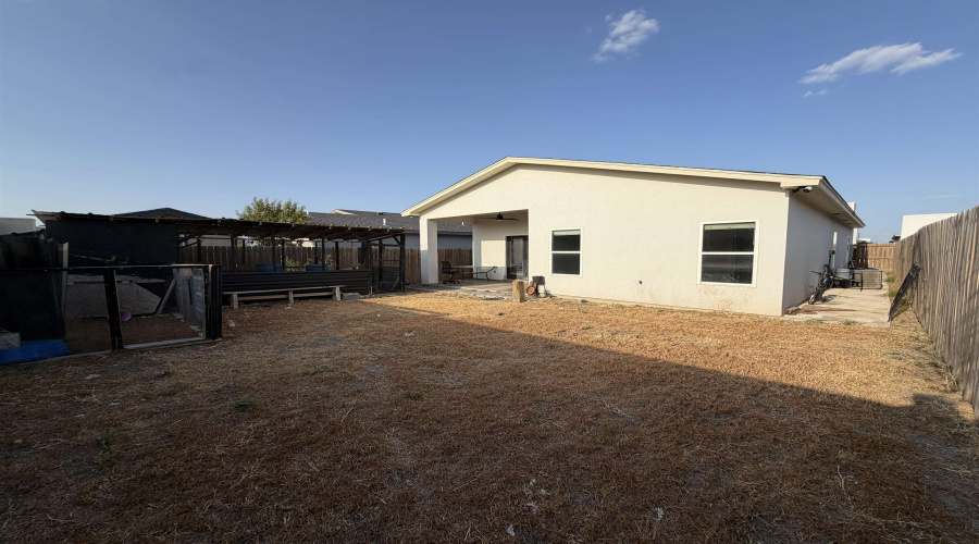 1432 Los Estribos Dr., Laredo, Texas 78046, 3 Bedrooms Bedrooms, 4 Rooms Rooms,2 BathroomsBathrooms,Residential,For Sale,1432 Los Estribos Dr.,20264075
