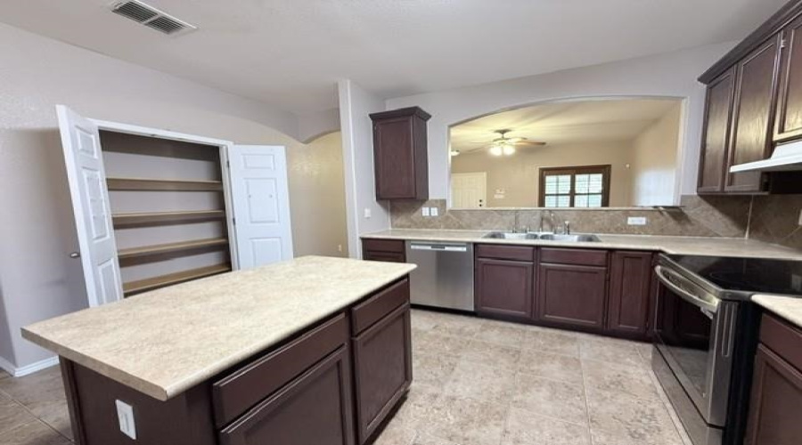 11307 Kirby Dr, Laredo, Texas 78045, 3 Bedrooms Bedrooms, 5 Rooms Rooms,2 BathroomsBathrooms,Residential,For Rent,11307 Kirby Dr,20264086