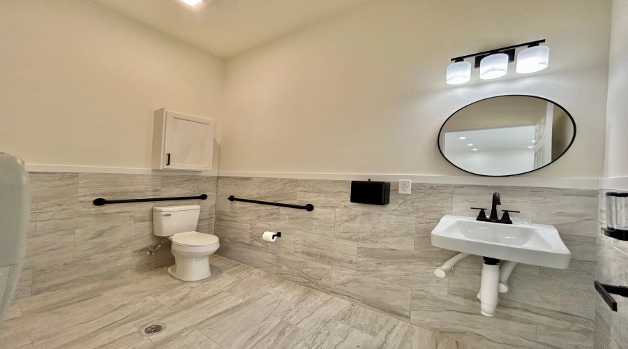 1113 San Bernardo Ave, Laredo, Texas 78040, 1 Room Rooms,1 BathroomBathrooms,Commercial retail/office,For Rent,1113 San Bernardo Ave,20264097