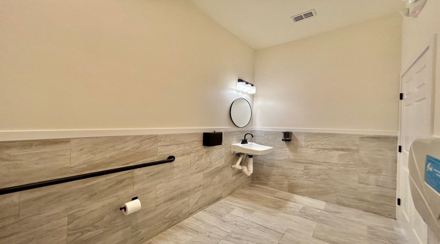 1113 San Bernardo Ave, Laredo, Texas 78040, 1 Room Rooms,1 BathroomBathrooms,Commercial retail/office,For Rent,1113 San Bernardo Ave,20264097