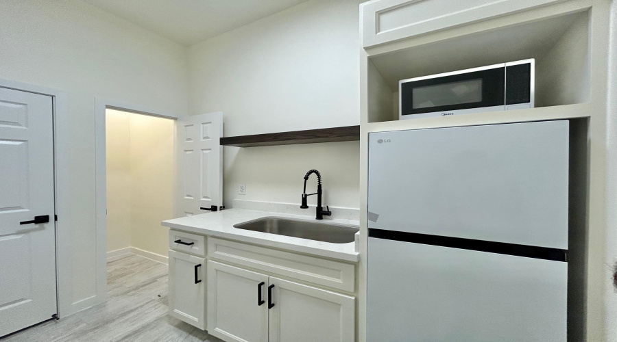 1113 San Bernardo Ave, Laredo, Texas 78040, 1 Room Rooms,1 BathroomBathrooms,Commercial retail/office,For Rent,1113 San Bernardo Ave,20264097