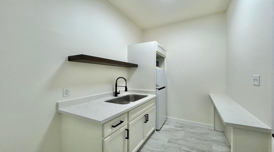 1113 San Bernardo Ave, Laredo, Texas 78040, 1 Room Rooms,1 BathroomBathrooms,Commercial retail/office,For Rent,1113 San Bernardo Ave,20264097