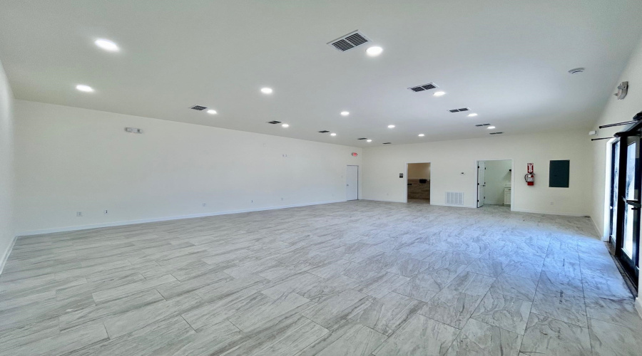 1113 San Bernardo Ave, Laredo, Texas 78040, 1 Room Rooms,1 BathroomBathrooms,Commercial retail/office,For Rent,1113 San Bernardo Ave,20264097