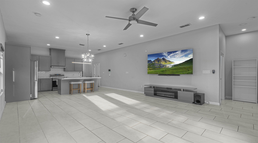 1414 El Caporal Dr., Laredo, Texas 78046, 3 Bedrooms Bedrooms, 5 Rooms Rooms,2 BathroomsBathrooms,Residential,For Sale,1414 El Caporal Dr.,20264102