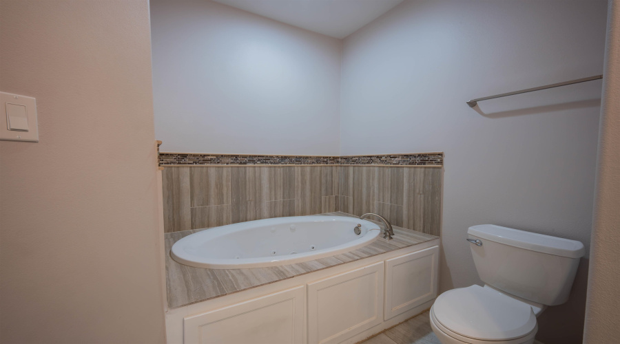 216 Twin Oak Dr, LAREDO, Texas 78045-6857, 4 Bedrooms Bedrooms, 5 Rooms Rooms,4 BathroomsBathrooms,Residential,For Sale,216 Twin Oak Dr,20264103