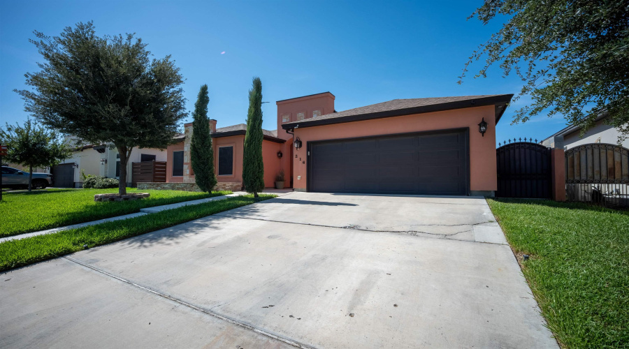 216 Twin Oak Dr, LAREDO, Texas 78045-6857, 4 Bedrooms Bedrooms, 5 Rooms Rooms,4 BathroomsBathrooms,Residential,For Sale,216 Twin Oak Dr,20264103