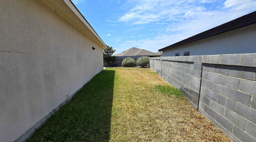 10504 Mahara Dr, Laredo, Texas 78045, 3 Bedrooms Bedrooms, 6 Rooms Rooms,2 BathroomsBathrooms,Residential,For Sale,10504 Mahara Dr,20264112