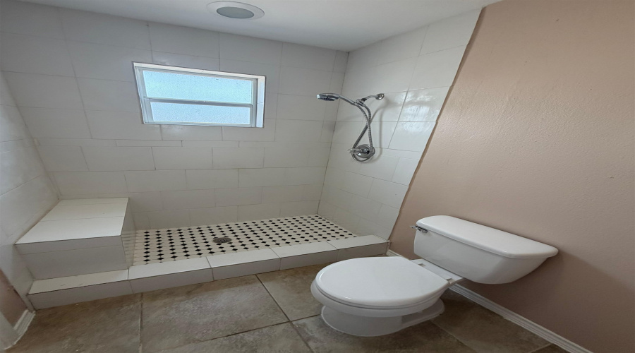 2114 E Price St, Laredo, Texas 78043, 4 Bedrooms Bedrooms, 6 Rooms Rooms,3 BathroomsBathrooms,Residential,For Sale,2114 E Price St,20264114