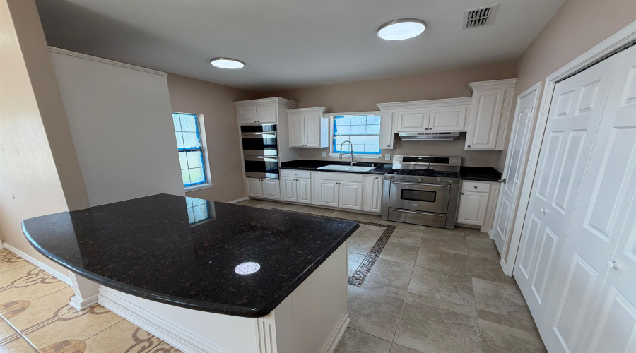 2114 E Price St, Laredo, Texas 78043, 4 Bedrooms Bedrooms, 6 Rooms Rooms,3 BathroomsBathrooms,Residential,For Sale,2114 E Price St,20264114