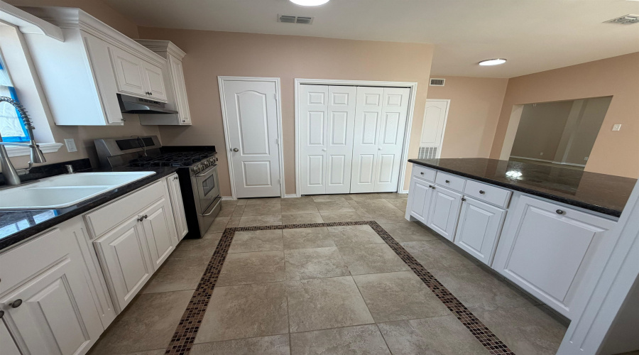 2114 E Price St, Laredo, Texas 78043, 4 Bedrooms Bedrooms, 6 Rooms Rooms,3 BathroomsBathrooms,Residential,For Sale,2114 E Price St,20264114
