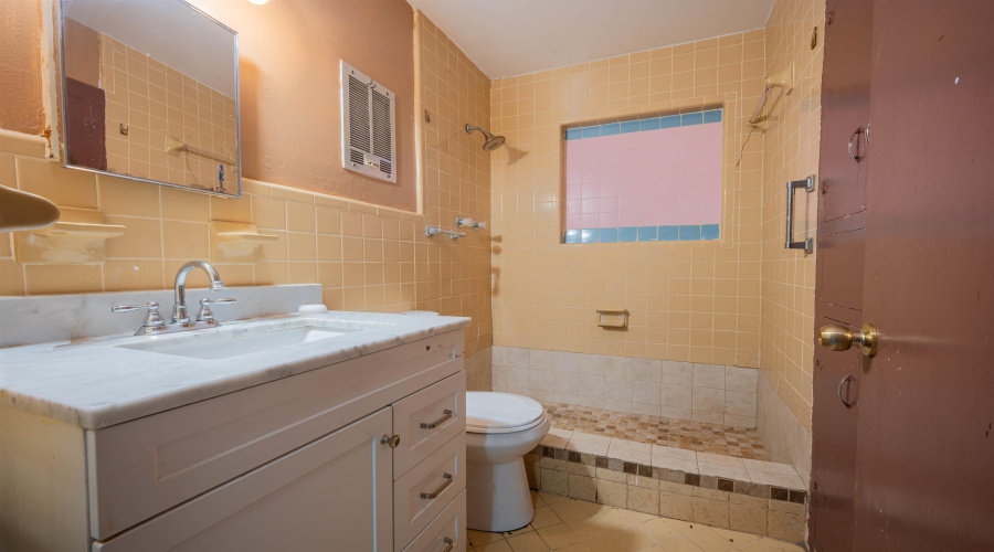1010 San Pedro St, Laredo, Texas 78041, 4 Bedrooms Bedrooms, 6 Rooms Rooms,2 BathroomsBathrooms,Residential,For Sale,1010 San Pedro St,20264126