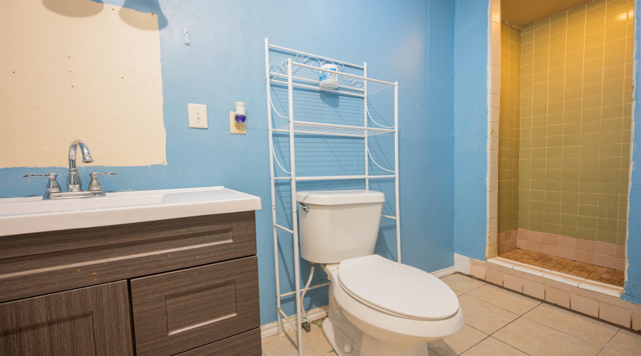 1010 San Pedro St, Laredo, Texas 78041, 4 Bedrooms Bedrooms, 6 Rooms Rooms,2 BathroomsBathrooms,Residential,For Sale,1010 San Pedro St,20264126