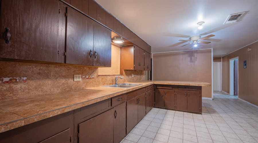 1010 San Pedro St, Laredo, Texas 78041, 4 Bedrooms Bedrooms, 6 Rooms Rooms,2 BathroomsBathrooms,Residential,For Sale,1010 San Pedro St,20264126