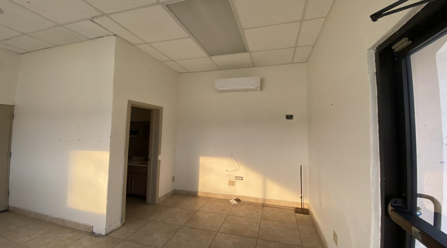 620 Victoria St, LAREDO, Texas 78045, ,2 BathroomsBathrooms,Commercial retail/office,For Rent,620 Victoria St,20264145