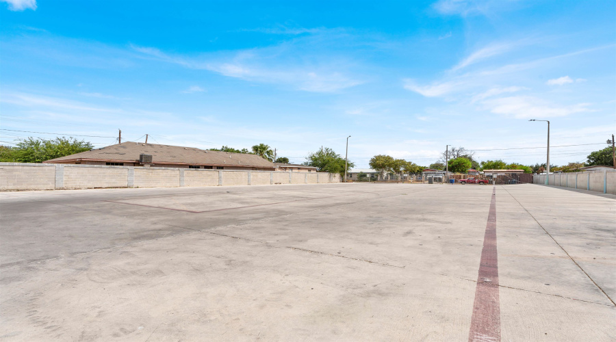 317 E Eistetter St, Laredo, Texas 78041, 1 Room Rooms,3 BathroomsBathrooms,Commercial retail/office,For Sale,317 E Eistetter St,20264168