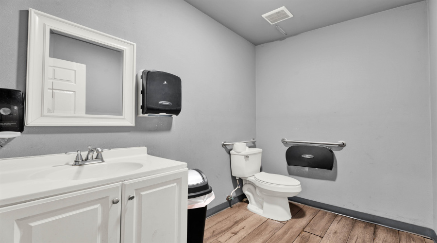 317 E Eistetter St, Laredo, Texas 78041, 1 Room Rooms,3 BathroomsBathrooms,Commercial retail/office,For Sale,317 E Eistetter St,20264168