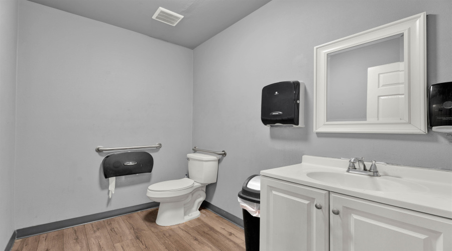 317 E Eistetter St, Laredo, Texas 78041, 1 Room Rooms,3 BathroomsBathrooms,Commercial retail/office,For Sale,317 E Eistetter St,20264168