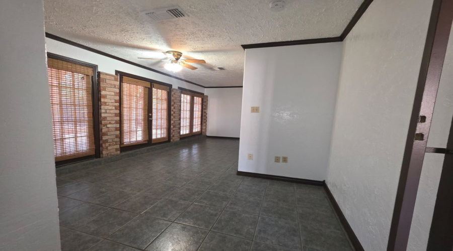 2420 Stewart St, Laredo, Texas 78043, 4 Bedrooms Bedrooms, 6 Rooms Rooms,2 BathroomsBathrooms,Residential,For Rent,2420 Stewart St,20264166