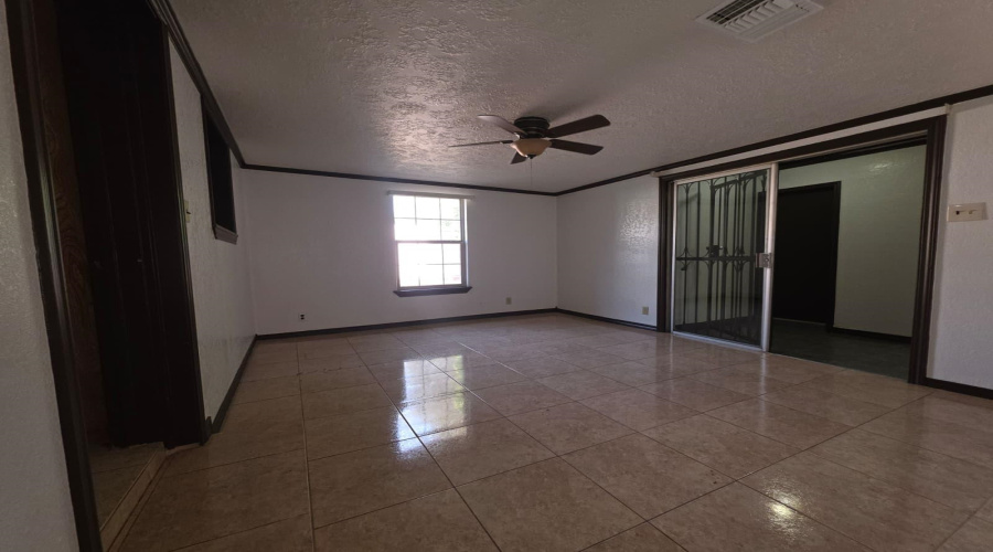 2420 Stewart St, Laredo, Texas 78043, 4 Bedrooms Bedrooms, 6 Rooms Rooms,2 BathroomsBathrooms,Residential,For Rent,2420 Stewart St,20264166
