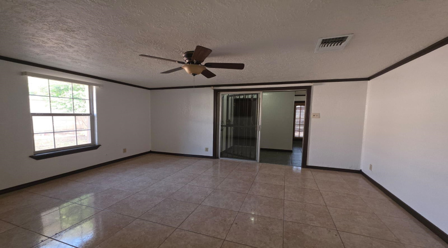 2420 Stewart St, Laredo, Texas 78043, 4 Bedrooms Bedrooms, 6 Rooms Rooms,2 BathroomsBathrooms,Residential,For Rent,2420 Stewart St,20264166