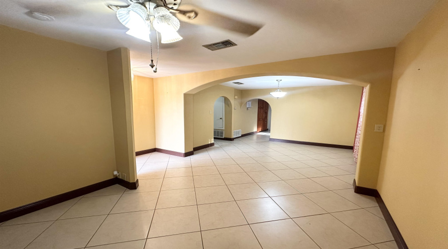 2305 Maida Ln, Laredo, Texas 78046, 3 Bedrooms Bedrooms, 7 Rooms Rooms,2 BathroomsBathrooms,Residential,For Sale,2305 Maida Ln,20264169