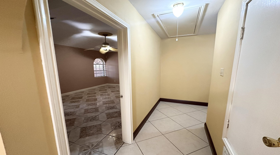 2305 Maida Ln, Laredo, Texas 78046, 3 Bedrooms Bedrooms, 7 Rooms Rooms,2 BathroomsBathrooms,Residential,For Sale,2305 Maida Ln,20264169