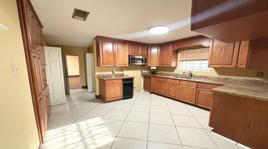 2305 Maida Ln, Laredo, Texas 78046, 3 Bedrooms Bedrooms, 7 Rooms Rooms,2 BathroomsBathrooms,Residential,For Sale,2305 Maida Ln,20264169