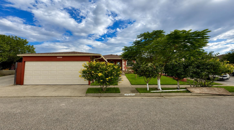 2305 Maida Ln, Laredo, Texas 78046, 3 Bedrooms Bedrooms, 7 Rooms Rooms,2 BathroomsBathrooms,Residential,For Sale,2305 Maida Ln,20264169