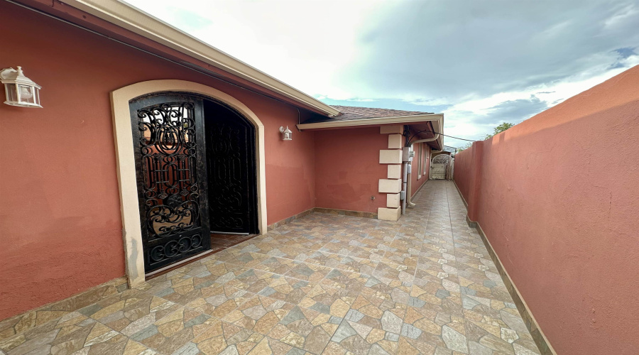 2305 Maida Ln, Laredo, Texas 78046, 3 Bedrooms Bedrooms, 7 Rooms Rooms,2 BathroomsBathrooms,Residential,For Sale,2305 Maida Ln,20264169