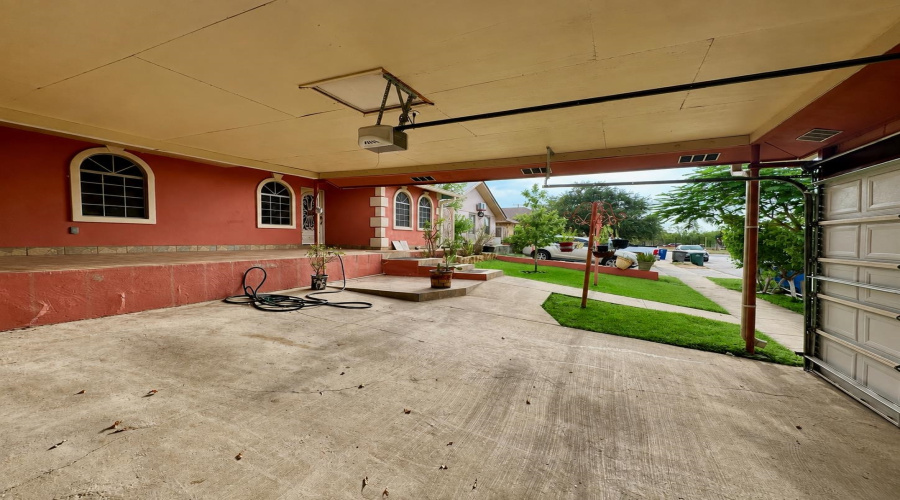 2305 Maida Ln, Laredo, Texas 78046, 3 Bedrooms Bedrooms, 7 Rooms Rooms,2 BathroomsBathrooms,Residential,For Sale,2305 Maida Ln,20264169