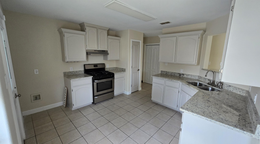 1136 Savannah Lp, Laredo, Texas 78046, 3 Bedrooms Bedrooms, 6 Rooms Rooms,2 BathroomsBathrooms,Residential,For Sale,1136 Savannah Lp,20264170