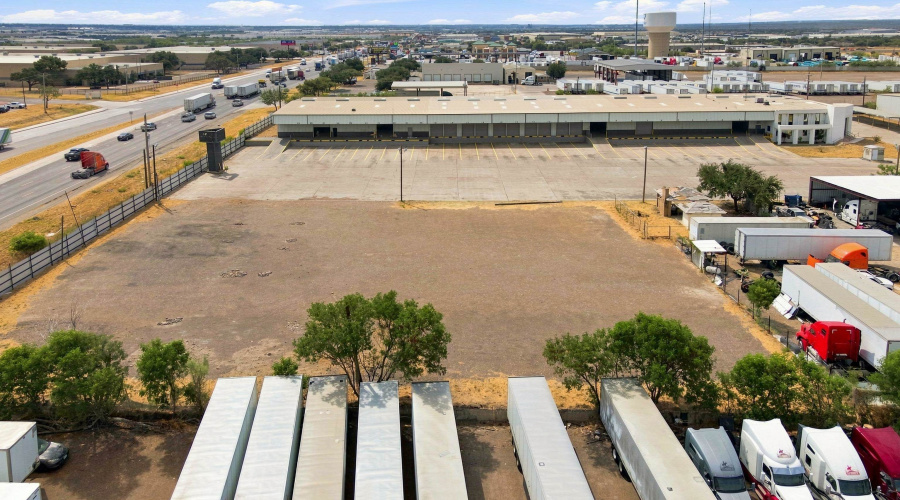 14101 Transportation Ave, Laredo, Texas 78045, 1 Bedroom Bedrooms, 6 Rooms Rooms,2 BathroomsBathrooms,Commercial/industrial,For Rent,14101 Transportation Ave,20264174