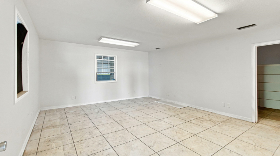 14101 Transportation Ave, Laredo, Texas 78045, 1 Bedroom Bedrooms, 6 Rooms Rooms,2 BathroomsBathrooms,Commercial/industrial,For Rent,14101 Transportation Ave,20264174