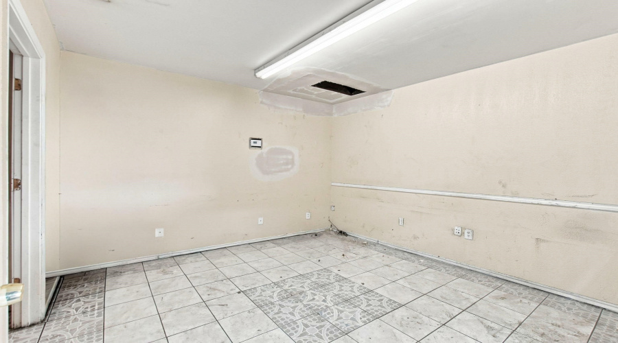 14101 Transportation Ave, Laredo, Texas 78045, 1 Bedroom Bedrooms, 6 Rooms Rooms,2 BathroomsBathrooms,Commercial/industrial,For Rent,14101 Transportation Ave,20264174