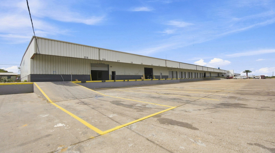 14101 Transportation Ave, Laredo, Texas 78045, 1 Bedroom Bedrooms, 6 Rooms Rooms,2 BathroomsBathrooms,Commercial/industrial,For Rent,14101 Transportation Ave,20264174