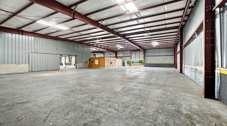 14101 Transportation Ave, Laredo, Texas 78045, 1 Bedroom Bedrooms, 6 Rooms Rooms,2 BathroomsBathrooms,Commercial/industrial,For Rent,14101 Transportation Ave,20264174