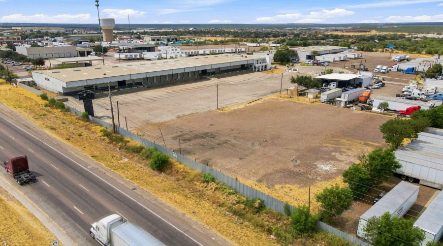 14101 Transportation Ave, Laredo, Texas 78045, 1 Bedroom Bedrooms, 6 Rooms Rooms,2 BathroomsBathrooms,Commercial/industrial,For Rent,14101 Transportation Ave,20264174
