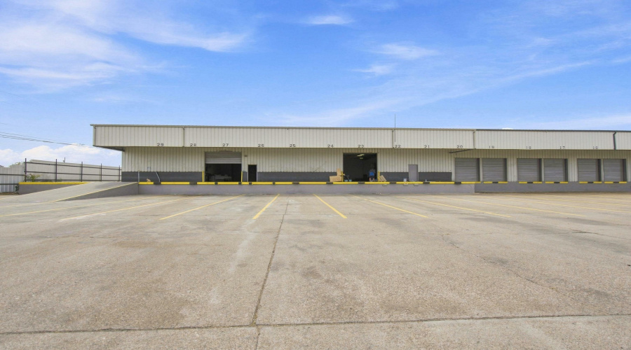 14101 Transportation Ave, Laredo, Texas 78045, 1 Bedroom Bedrooms, 6 Rooms Rooms,2 BathroomsBathrooms,Commercial/industrial,For Rent,14101 Transportation Ave,20264174